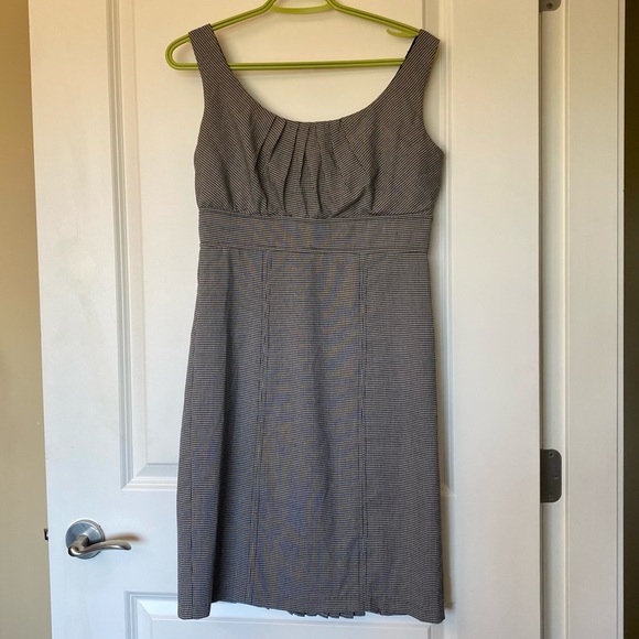 Sleeveless gingham pleated back removable flower - Picture 6 of 6